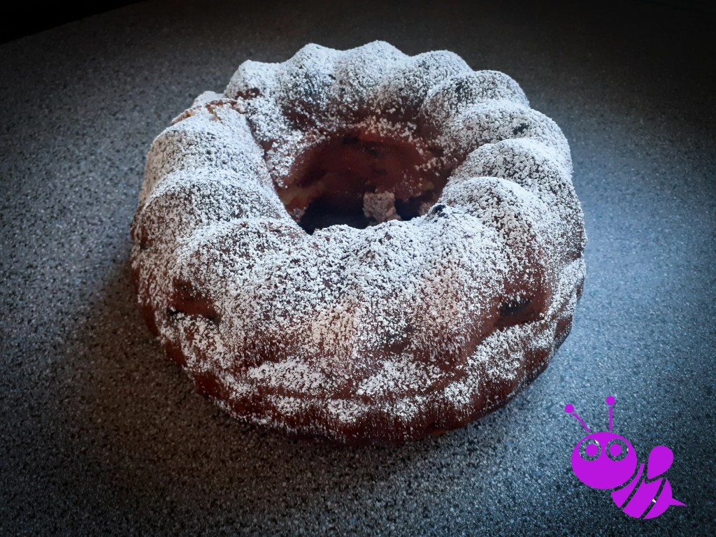 Guglhupf mit Buttermilch, Blau- und&nbsp;Himbeeren