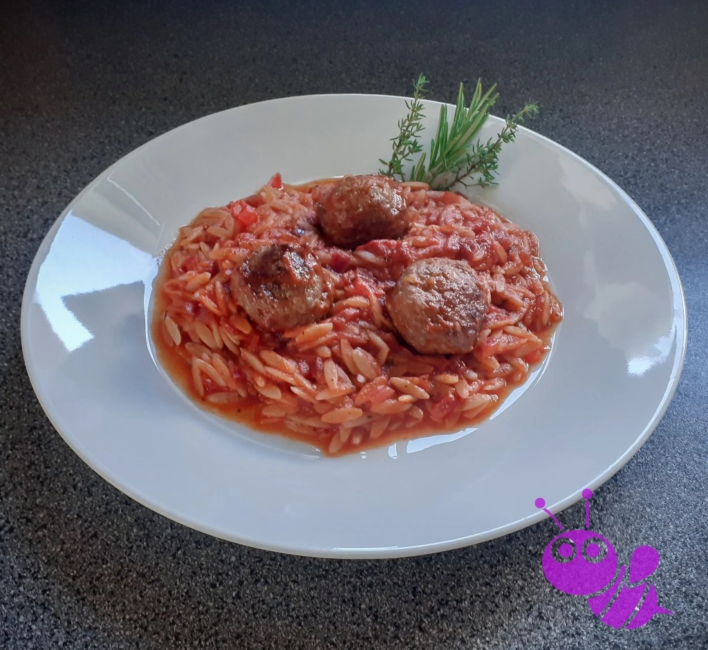 Hackbällchen mit griechischen Nudeln und&nbsp;Tomatensoße