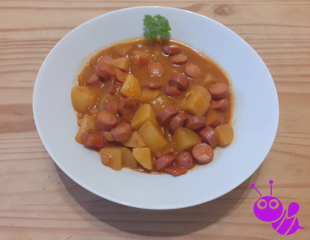 Kartoffelgulasch mit Würstchen