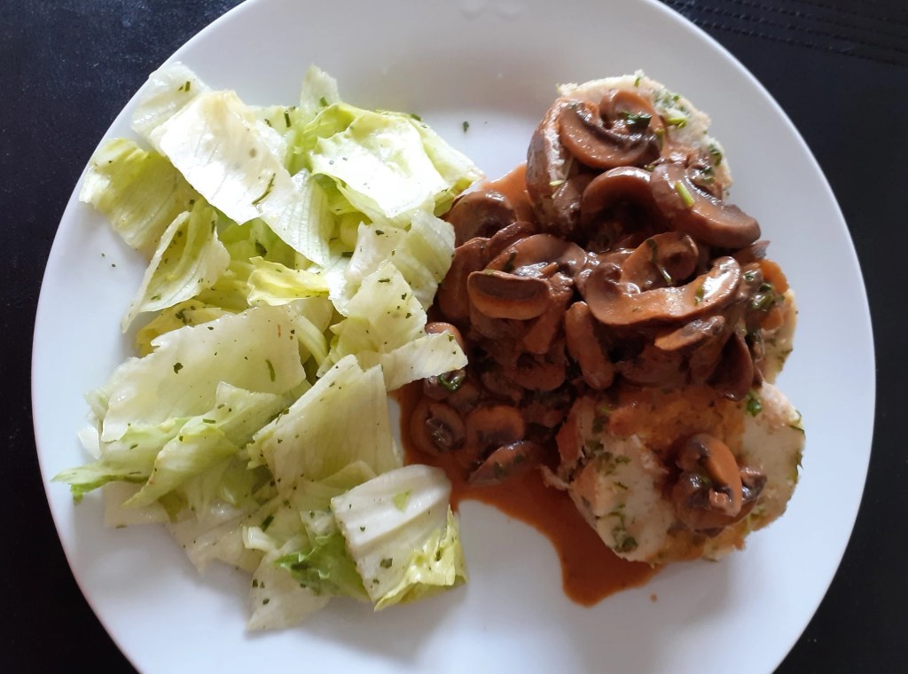 Pilzgulasch mit Serviettenknödel 