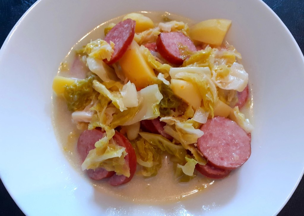 Rahmwirsing mit Kartoffeln und&nbsp;Kabanossi