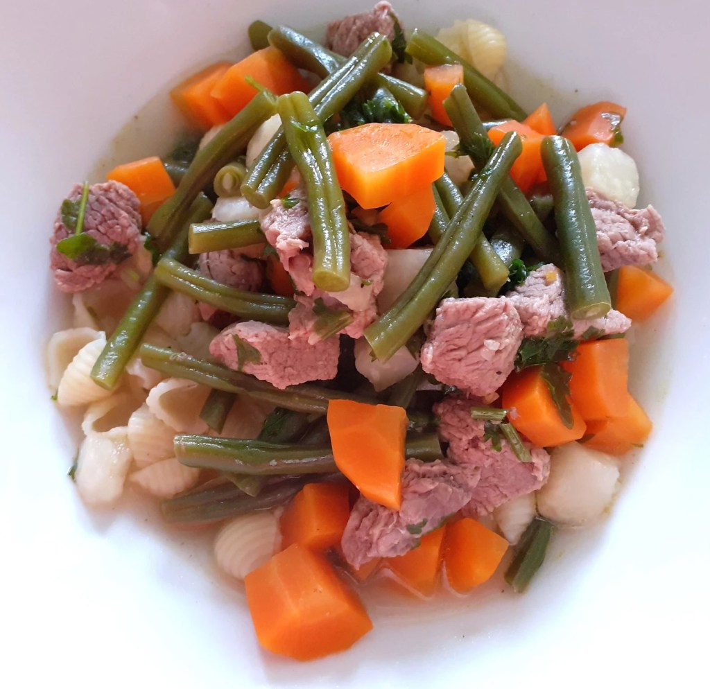 Rindfleischsuppe mit Gemüse und&nbsp;Nudeln