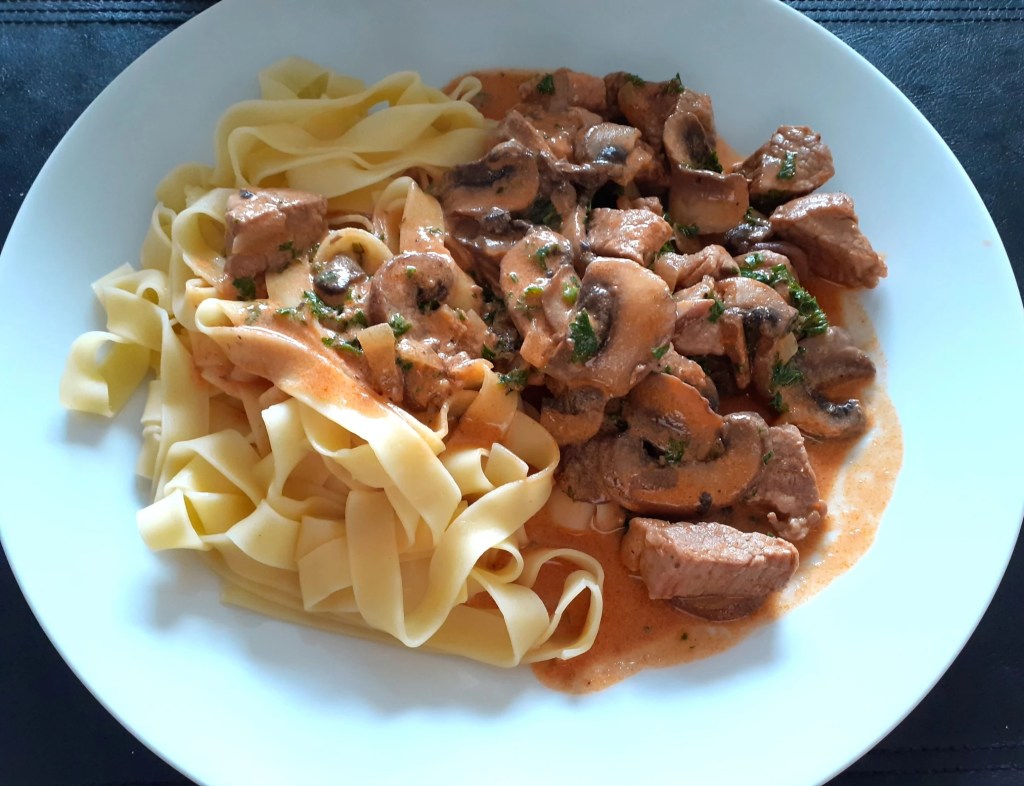 Schweinegeschnetzeltes mit Pilzen und&nbsp;Bandnudeln