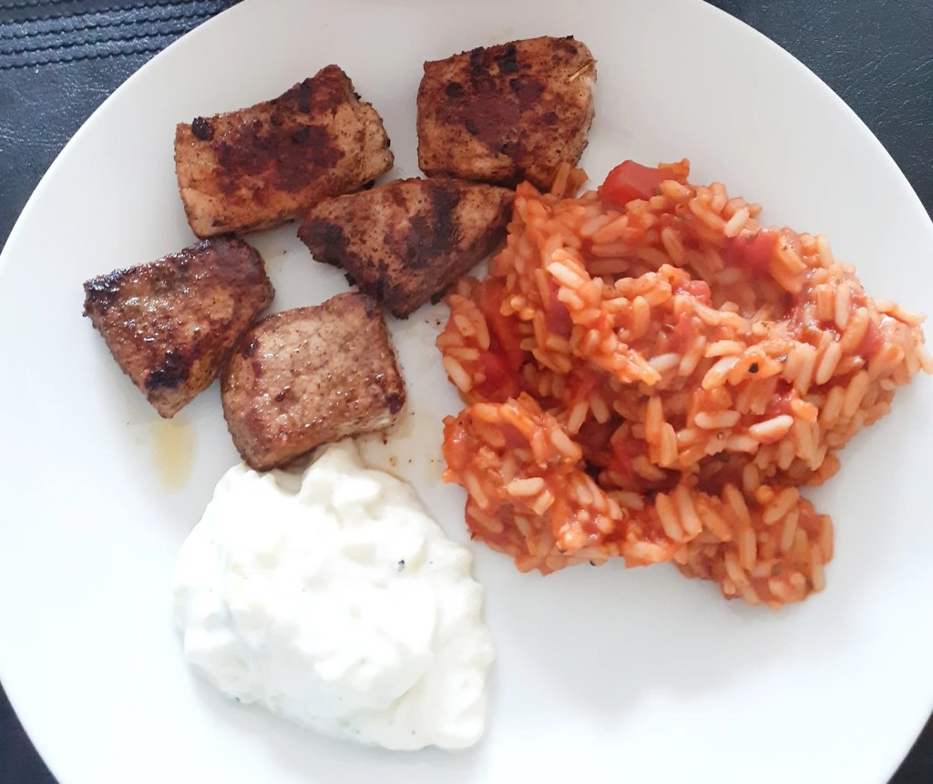 Souvlaki (am Spieß) oder Gyros mit Tomatenreis und Tzaziki 